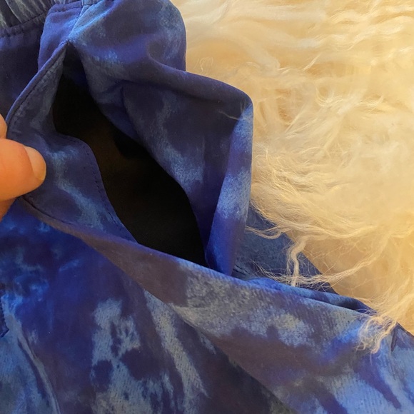 EUC 9/10 Lululemon men’s tie-die shorts in Size S!! - Picture 5 of 7